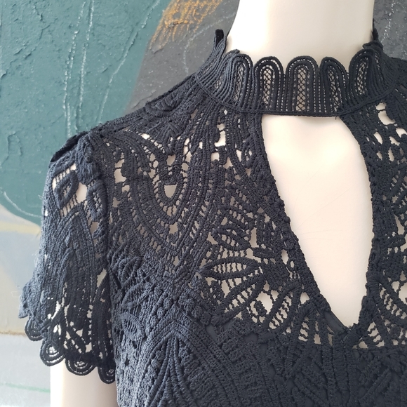 White House Black Label | Short Sleeve Crotchet Lace Dress with Cutout - Picture 5 of 16